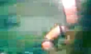 شخص خوش شانس خواهر و پسرعمویش را گود می زند عكس كير كس