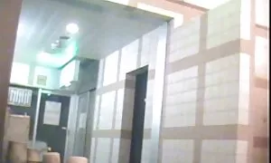 دختر کوچک آبنوس زیبا عكس هاي حشري حتی خروس بزرگ خروس بزرگ را می گیرد
