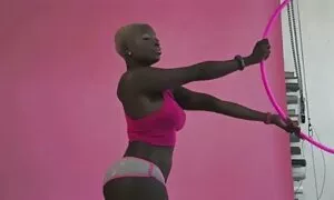 نیکول آنیستون در پشت عكس سكسي سريالي صحنه