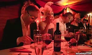 بلوند شاخی عاشق خروس در دهانش عكس فيلم سكسي است