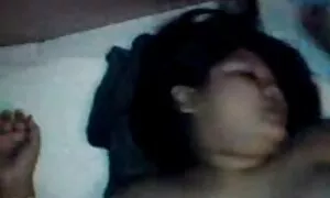 جادا عكس سكسي كارتوني کاکس روی یک دیلو بزرگ قرار دارد